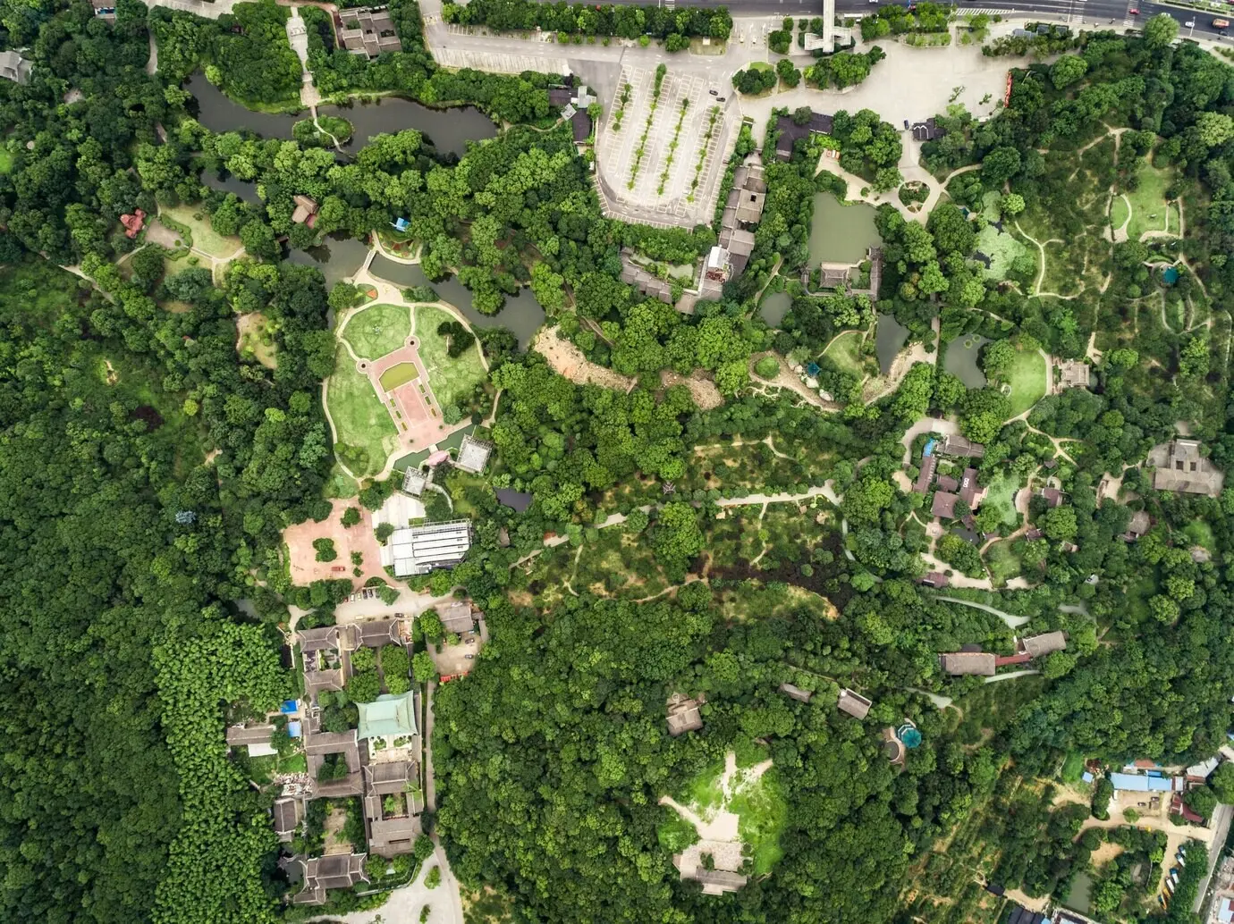 Bitte geben Sie die Beschreibung an, die ich auf Deutsch umformulieren soll.