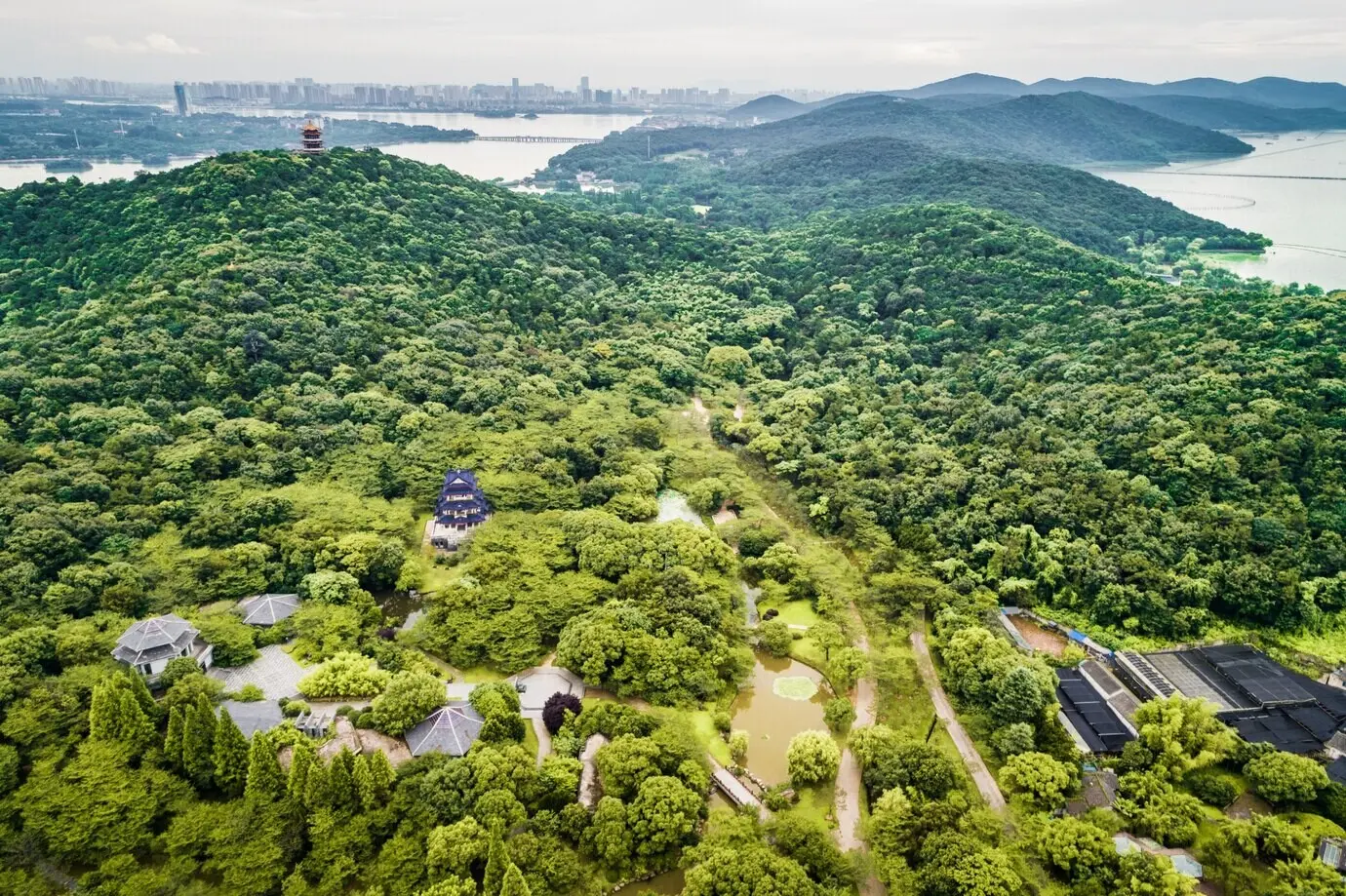 Bitte sende mir die ursprüngliche Beschreibung, die ich auf Deutsch umformulieren soll.